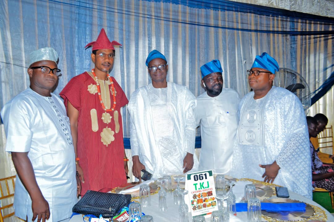 Photo: Mr Olawole V Makinde buries father and mother in a unique way