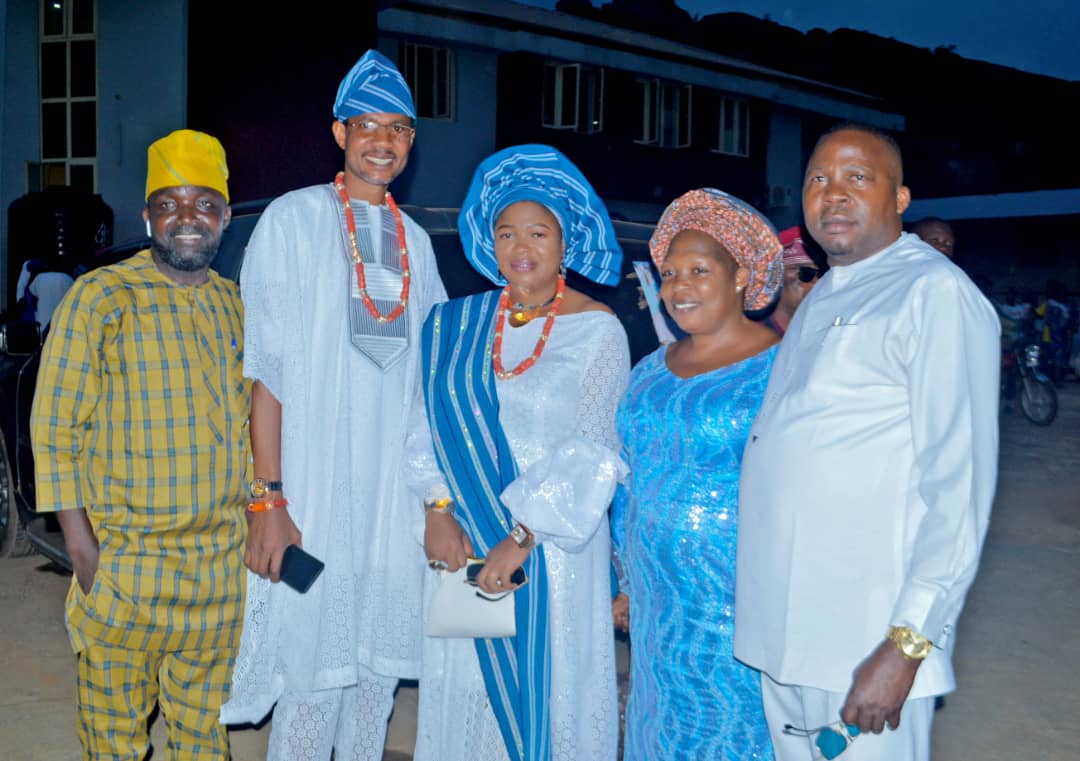 Photo: Mr Olawole V Makinde buries father and mother in a unique way