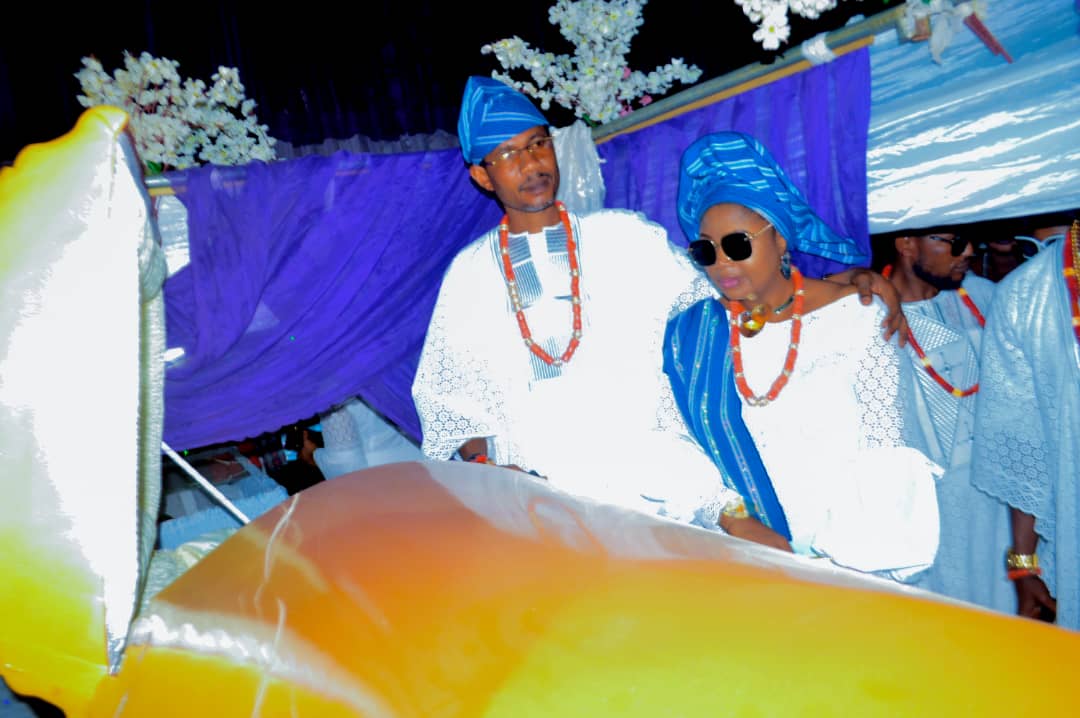 Photo: Mr Olawole V Makinde buries father and mother in a unique way