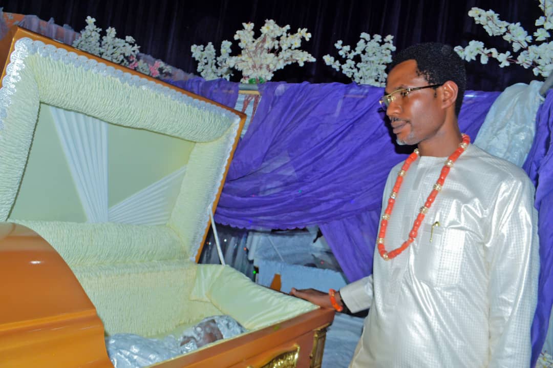 Photo: Mr Olawole V Makinde buries father and mother in a unique way