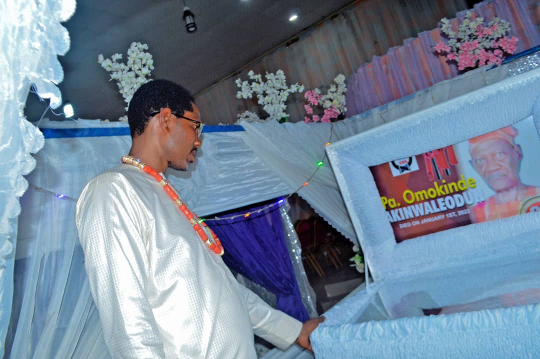 Photo: Mr Olawole V Makinde buries father and mother in a unique way