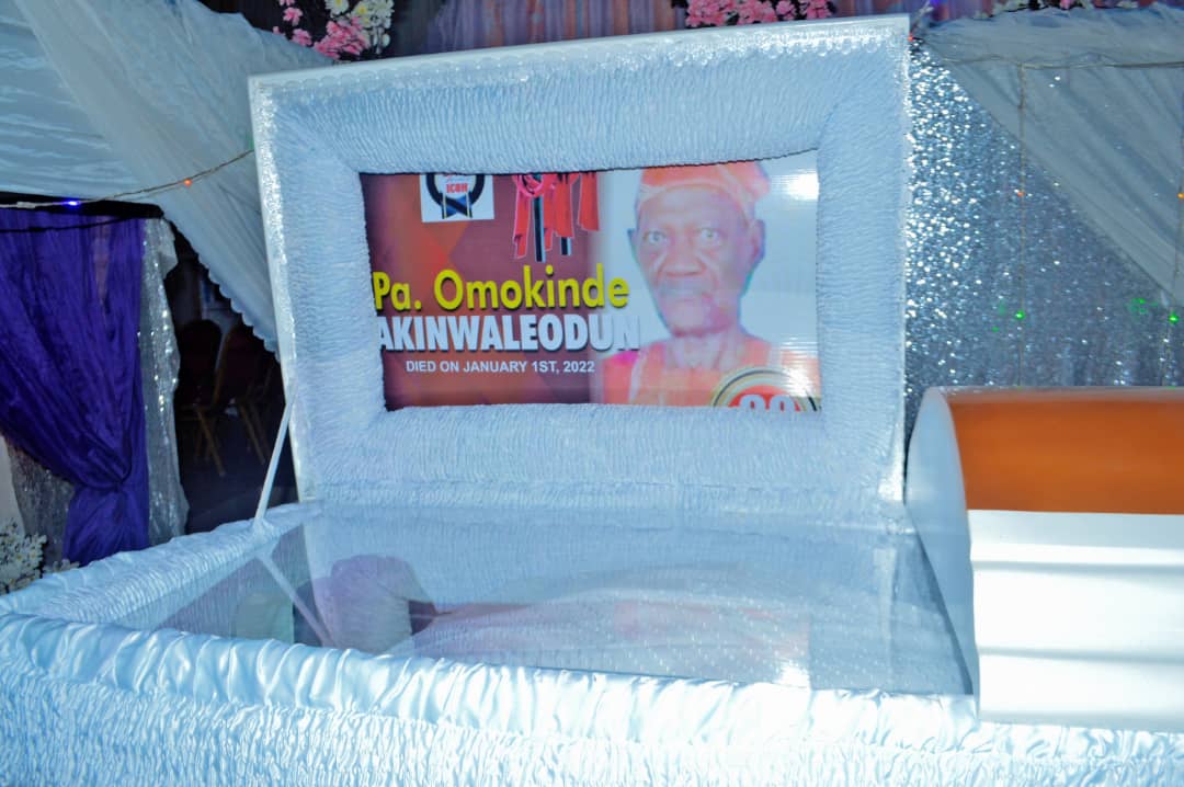 Photo: Mr Olawole V Makinde buries father and mother in a unique way