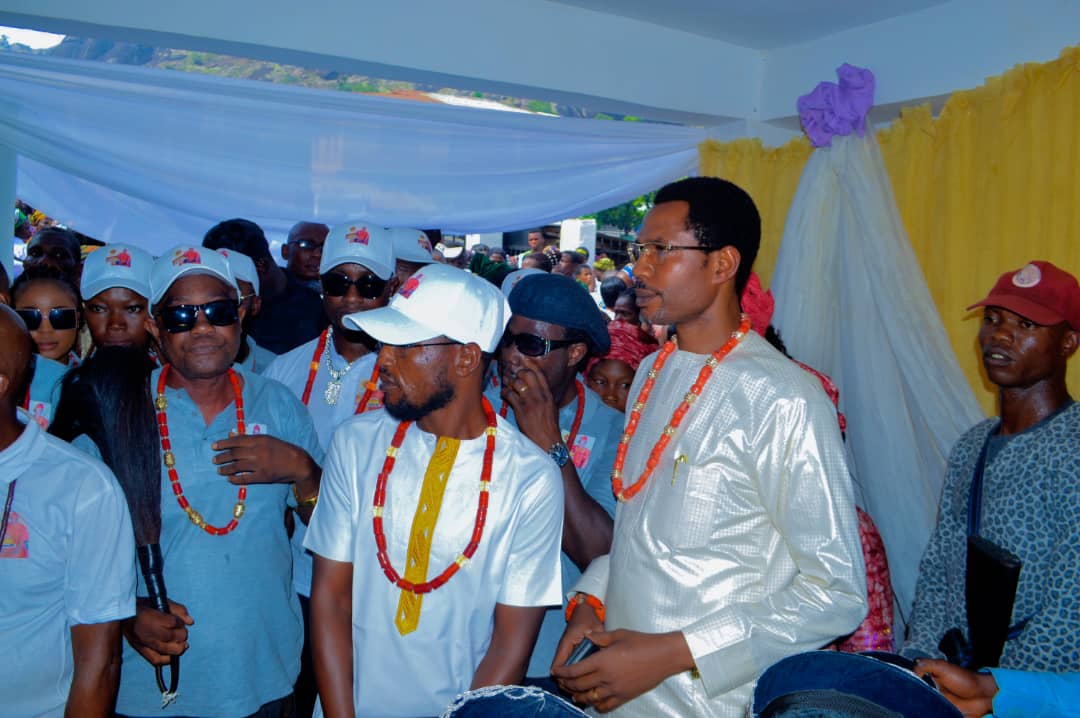 Photo: Mr Olawole V Makinde buries father and mother in a unique way