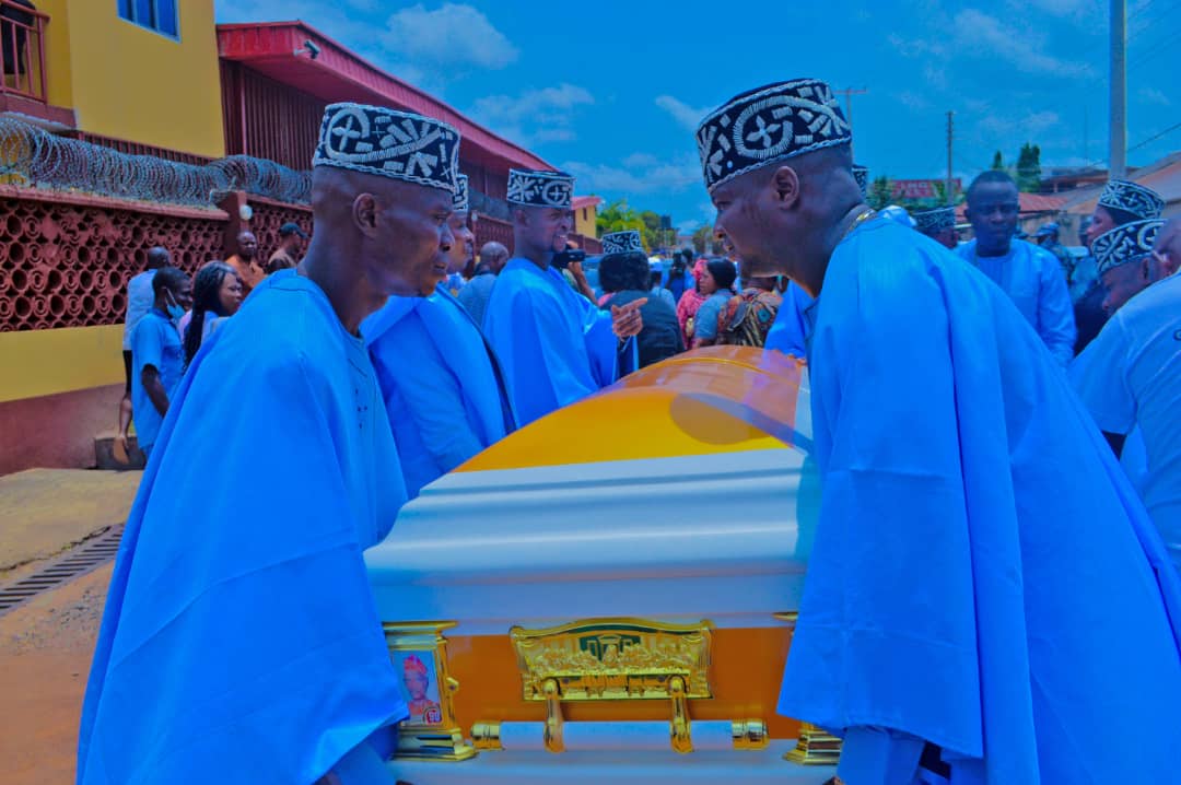 Photo: Mr Olawole V Makinde buries father and mother in a unique way