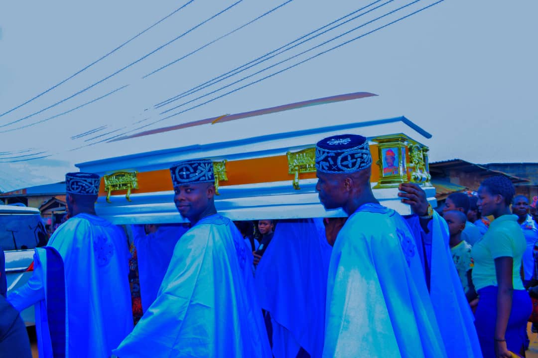 Photo: Mr Olawole V Makinde buries father and mother in a unique way