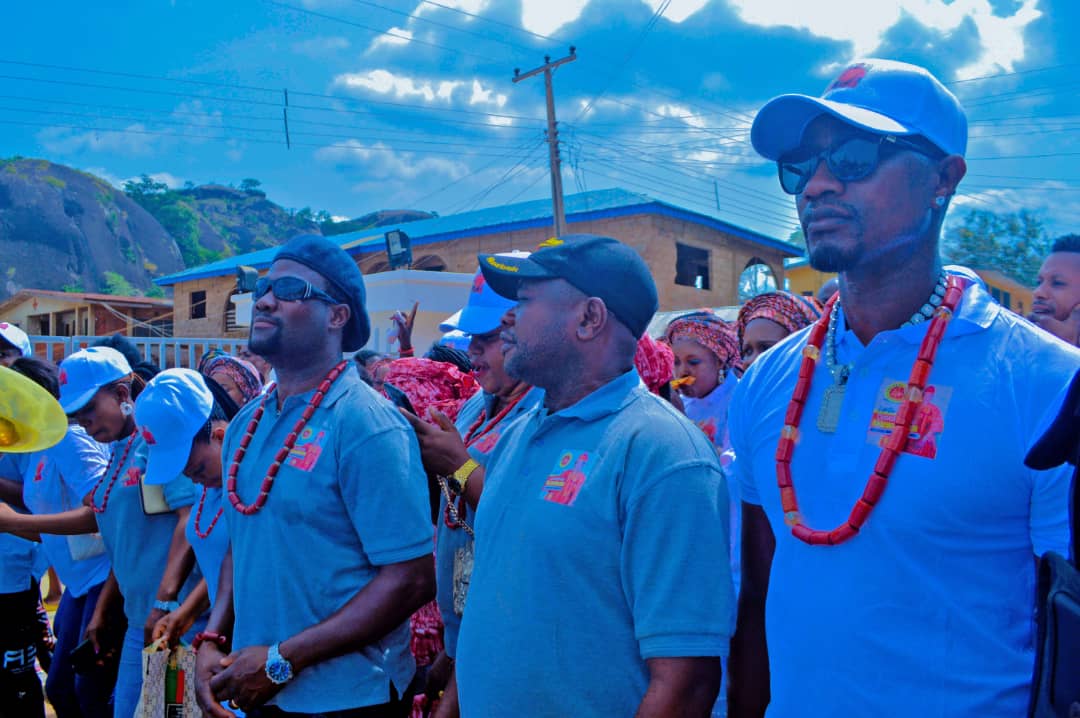 Photo: Mr Olawole V Makinde buries father and mother in a unique way