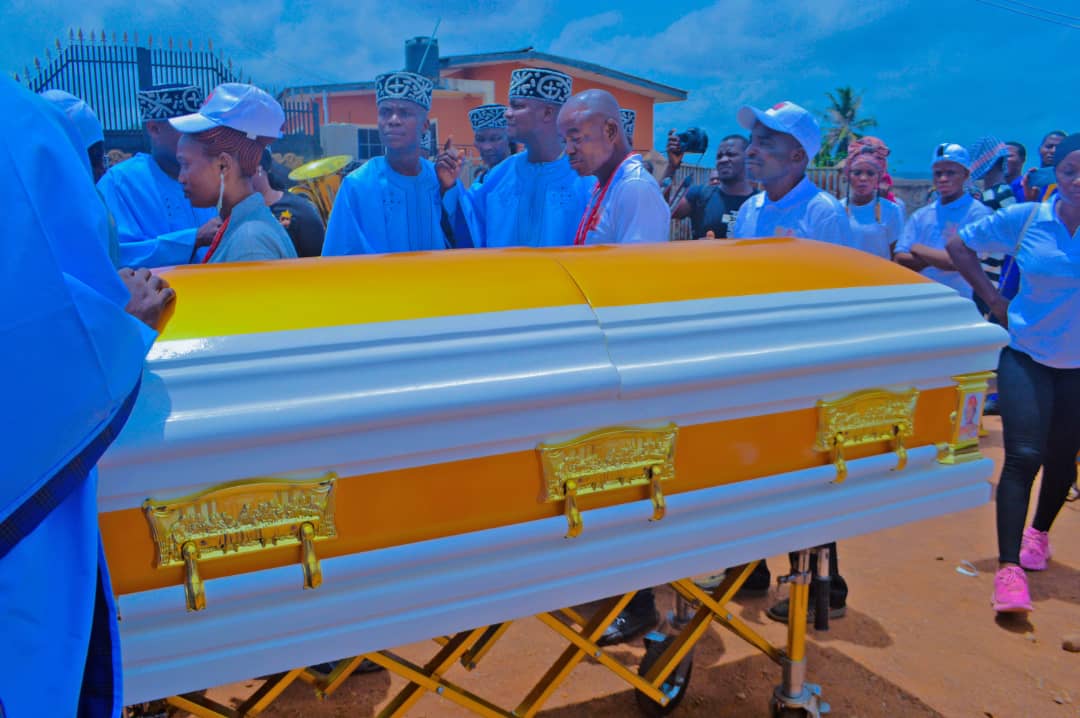 Photo: Mr Olawole V Makinde buries father and mother in a unique way