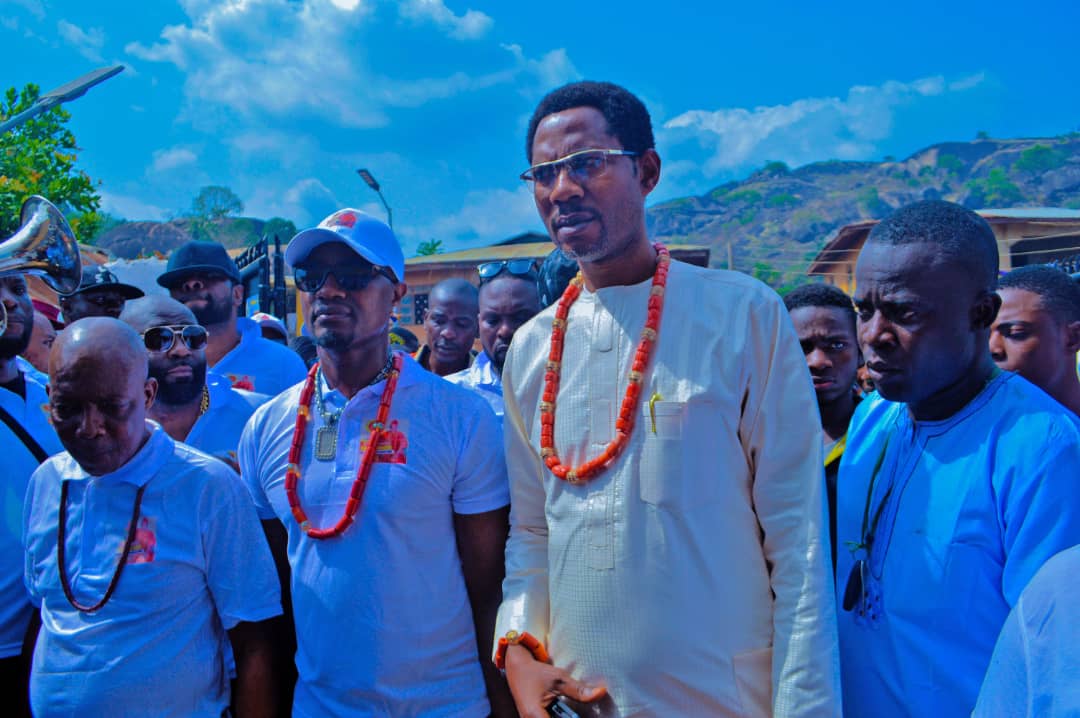 Photo: Mr Olawole V Makinde buries father and mother in a unique way