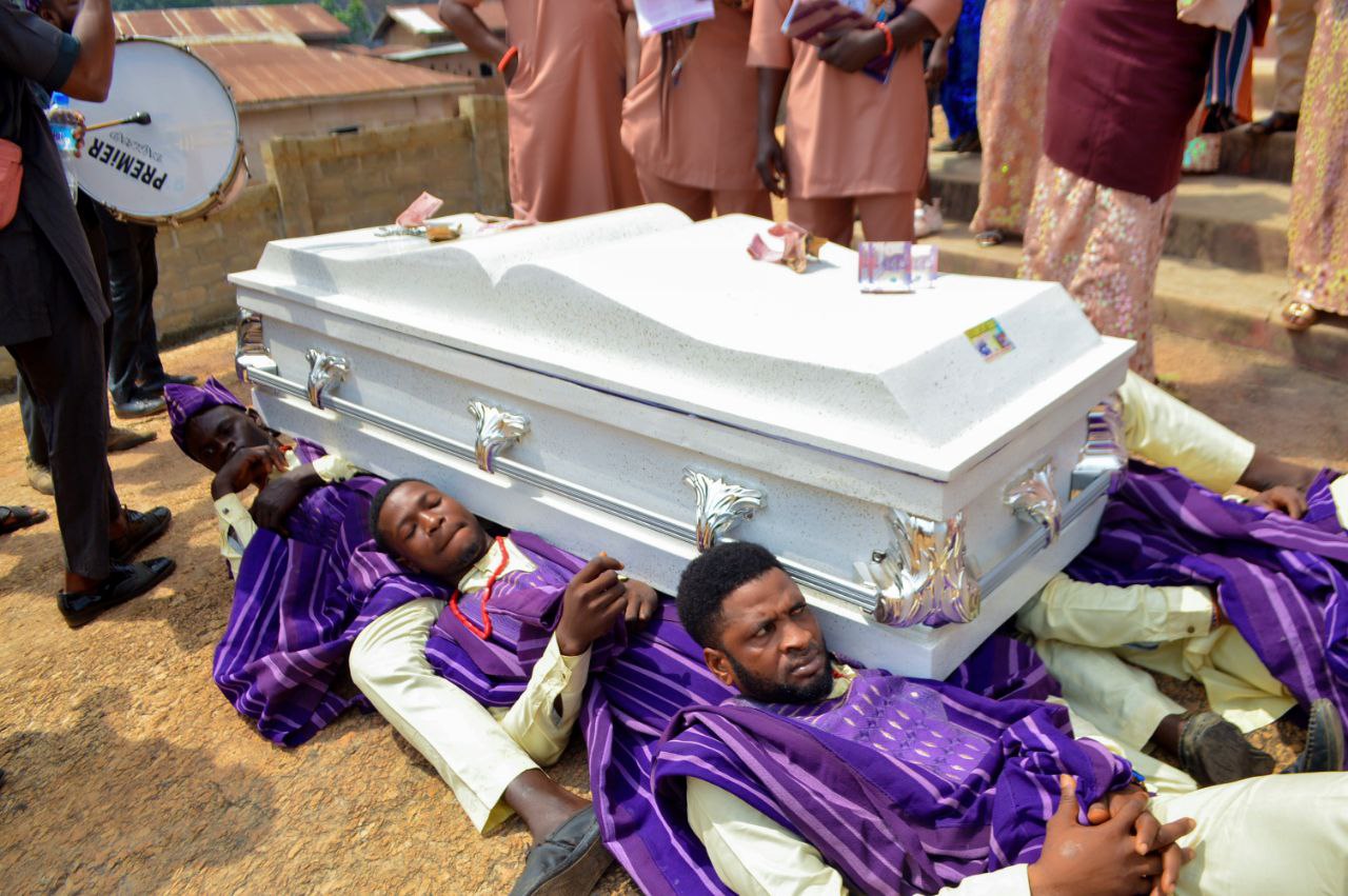 Photo News: OMOYOKUN OLOWOKANDE BURIES LATE MUM 72 HOURS AFTER DEMISE ……as cleric, children extols her virtues