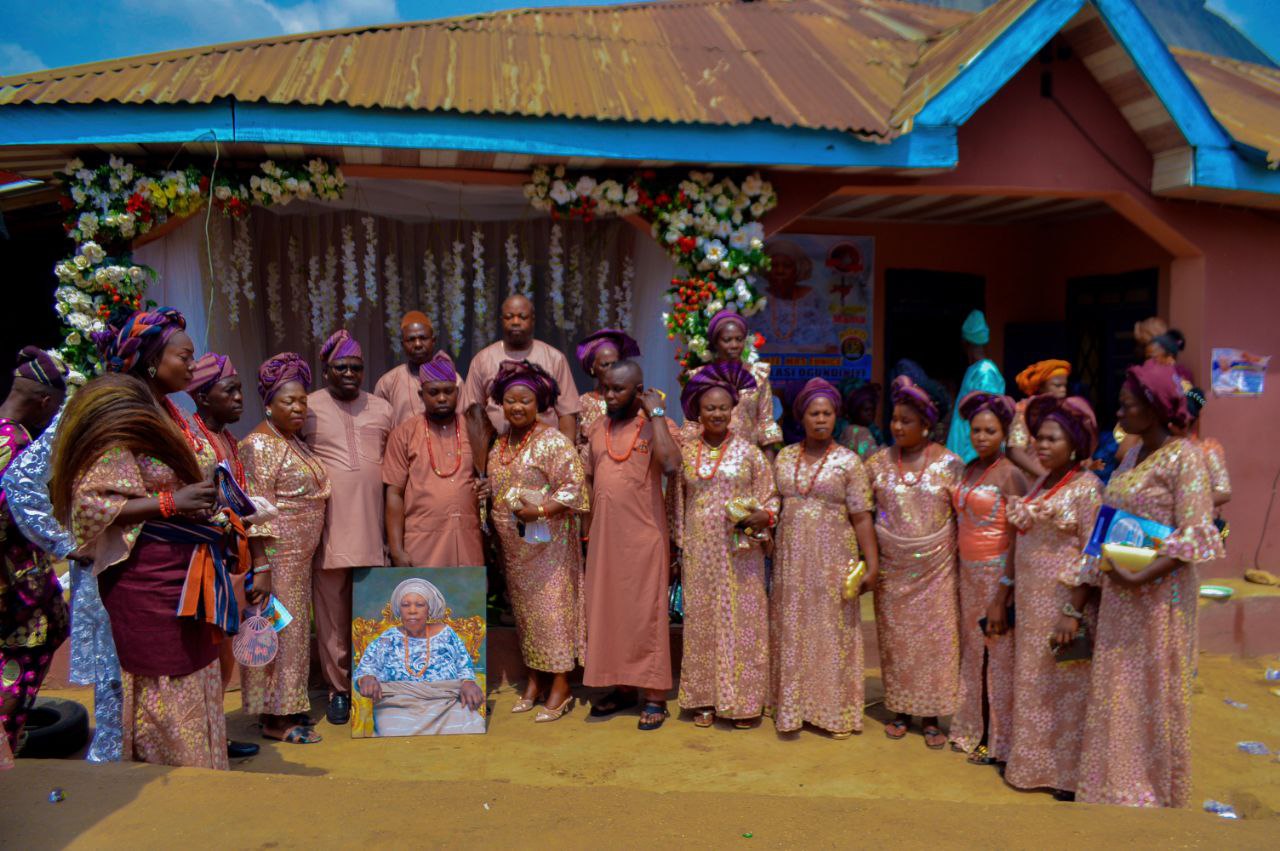 Photo News: OMOYOKUN OLOWOKANDE BURIES LATE MUM 72 HOURS AFTER DEMISE ……as cleric, children extols her virtues