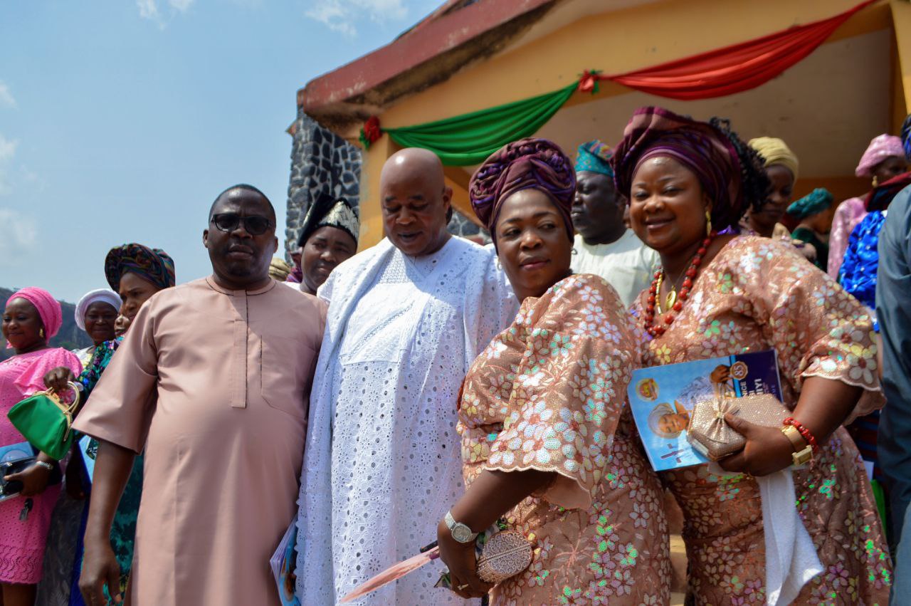 Photo News: OMOYOKUN OLOWOKANDE BURIES LATE MUM 72 HOURS AFTER DEMISE ……as cleric, children extols her virtues