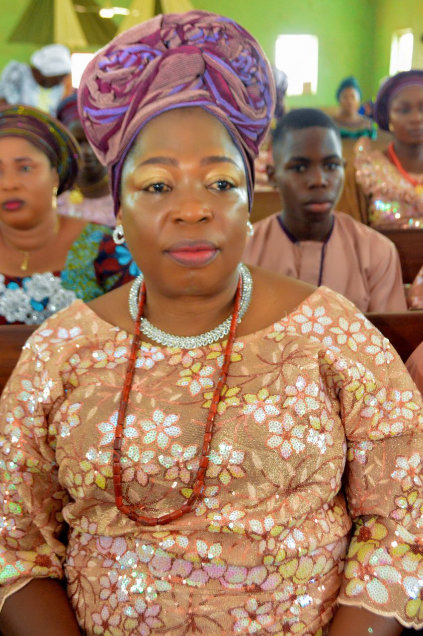 Photo News: OMOYOKUN OLOWOKANDE BURIES LATE MUM 72 HOURS AFTER DEMISE ……as cleric, children extols her virtues