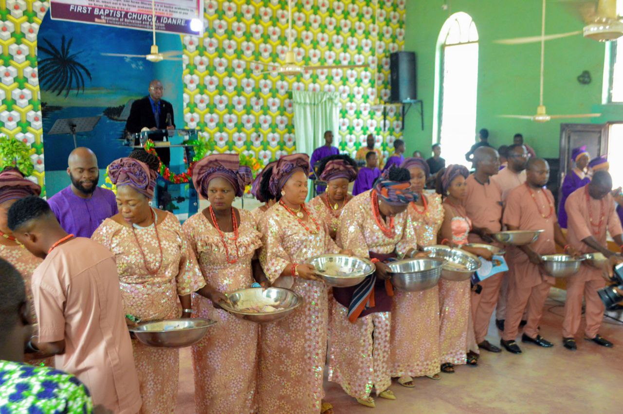 Photo News: OMOYOKUN OLOWOKANDE BURIES LATE MUM 72 HOURS AFTER DEMISE ……as cleric, children extols her virtues