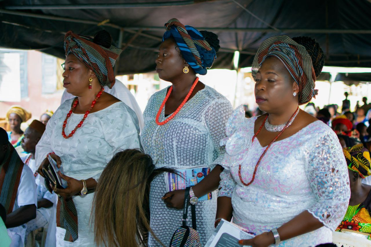 Photo News: OMOYOKUN OLOWOKANDE BURIES LATE MUM 72 HOURS AFTER DEMISE ……as cleric, children extols her virtues