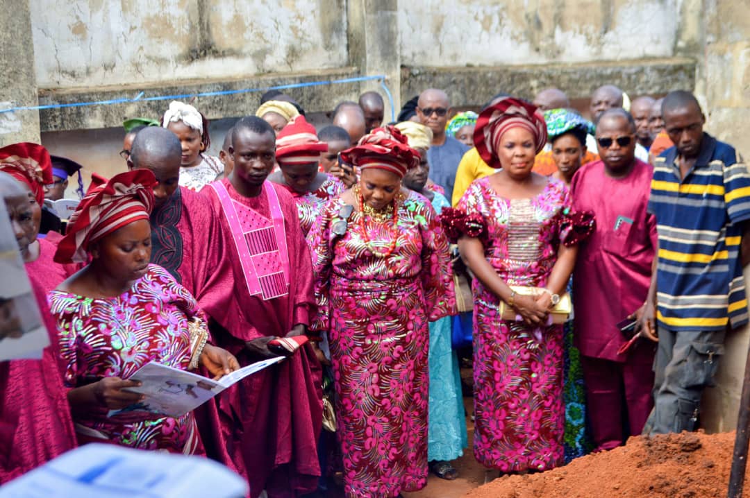 PHOTO NEWS: CHIEF JOHNSON OGUNDOJU BURIED IN IDANRE, AS CHILDREN, FAMILIES MOURN