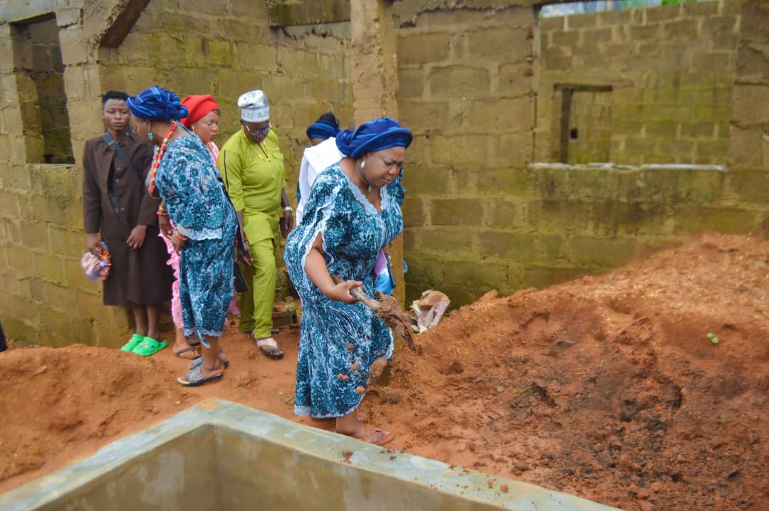 Photo News: MRS BEATRICE FOLASADE AKINMOLADUN GOES HOME FINALLY